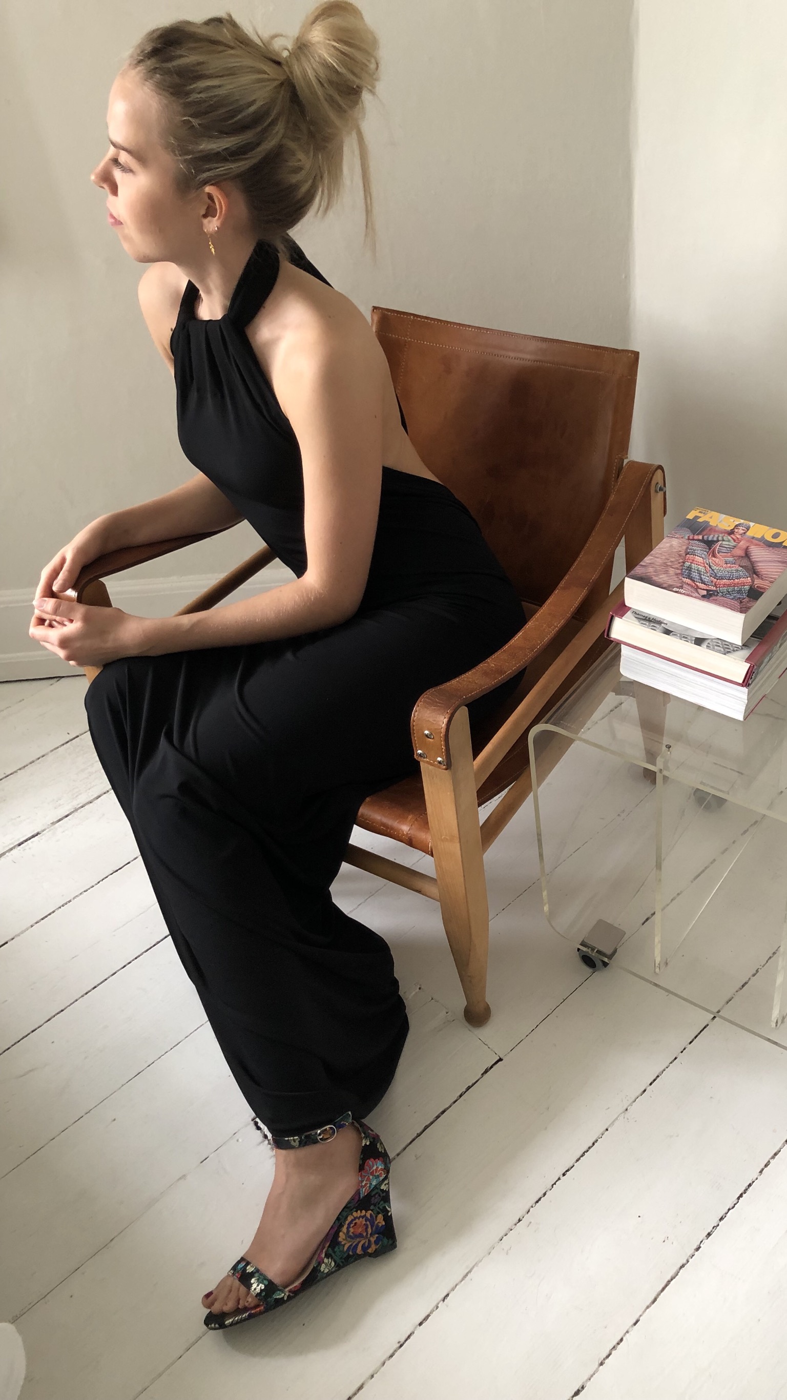 Designer festkjole: Lang kjole bar ryg tørklæde, sort - Festkjoler fra ME AND JAKE