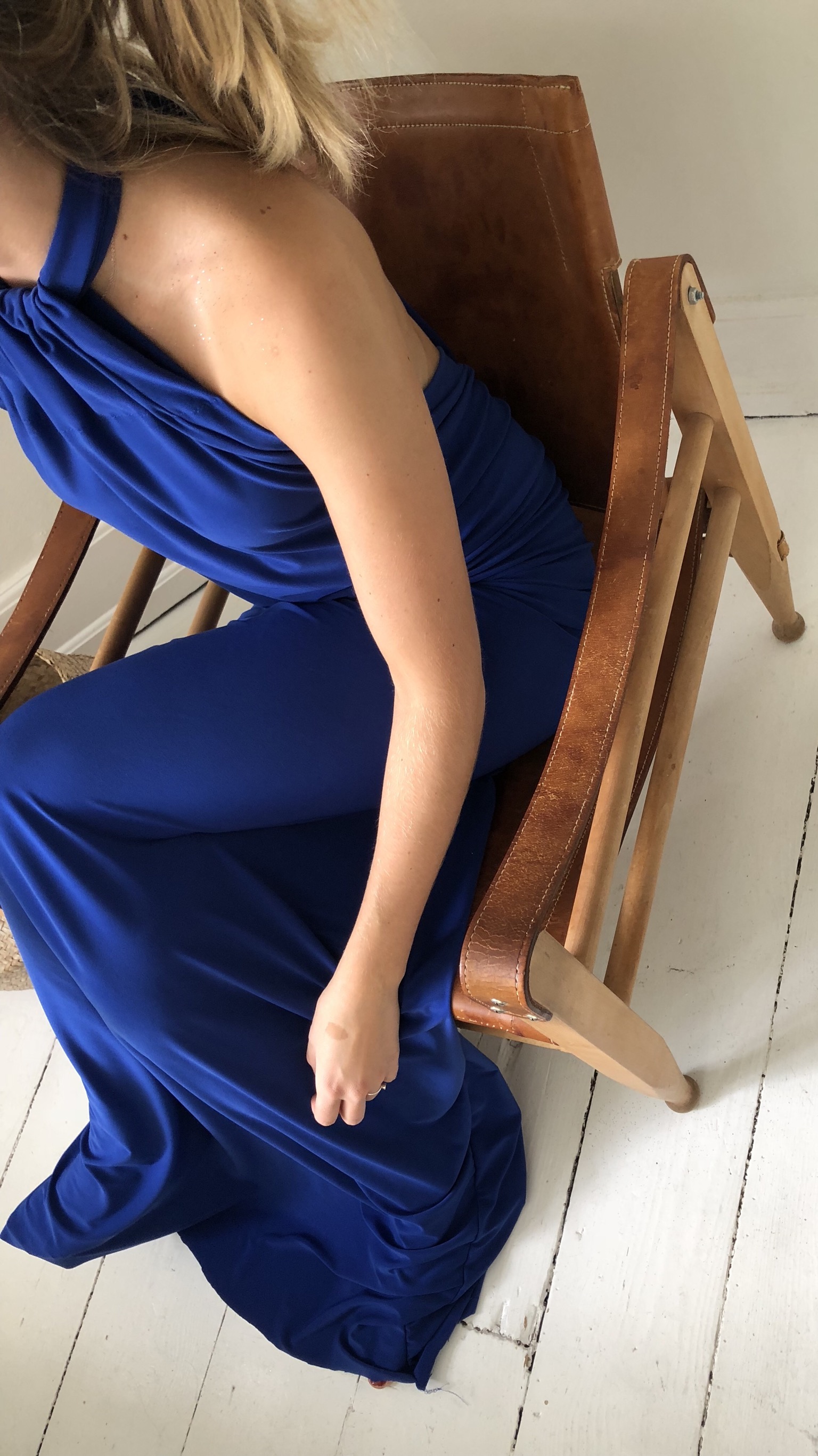 festkjole: Lang kjole og dyb ryg, blue - Festkjoler fra ME AND JAKE